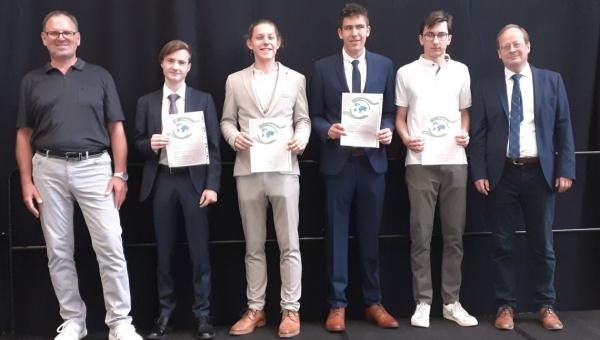 Schüler des Theresien-Gymnasium Ansbach räumen sämtliche Preise des Wettbewerbs "Jugend wirtschaftet!" ab